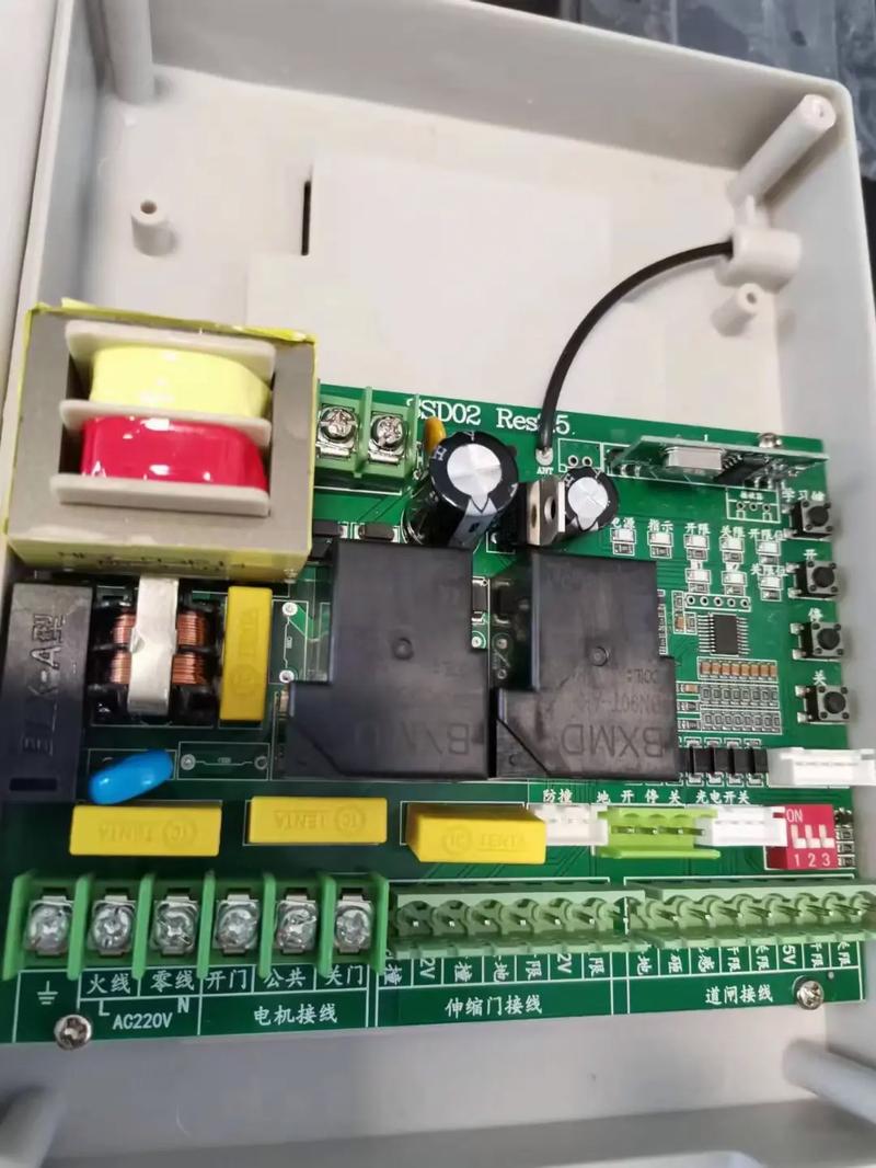 伸縮門道,閘控制器:伸縮門有軌控制器,無軌控制器